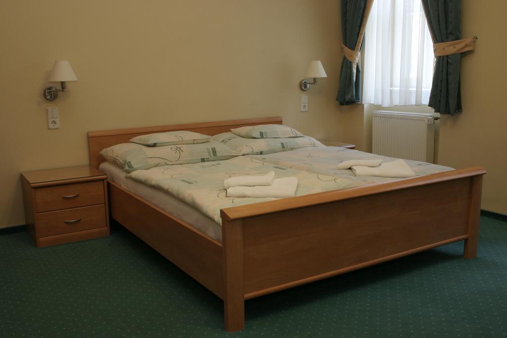 Kucko Panzio Gyor Apartment Exterior foto
