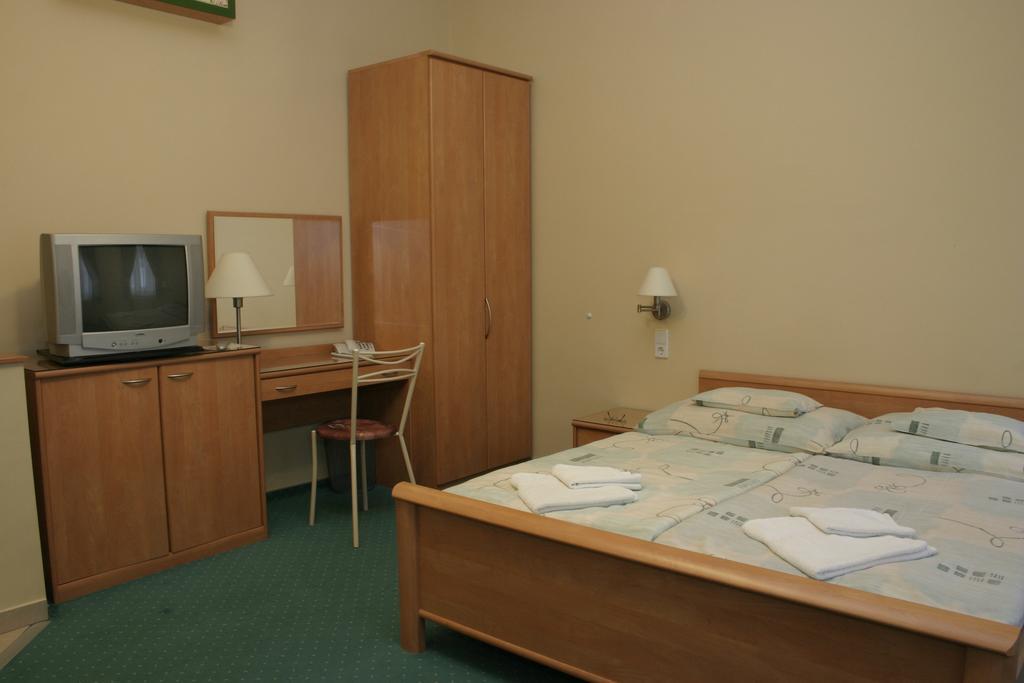 Kucko Panzio Gyor Apartment Exterior foto
