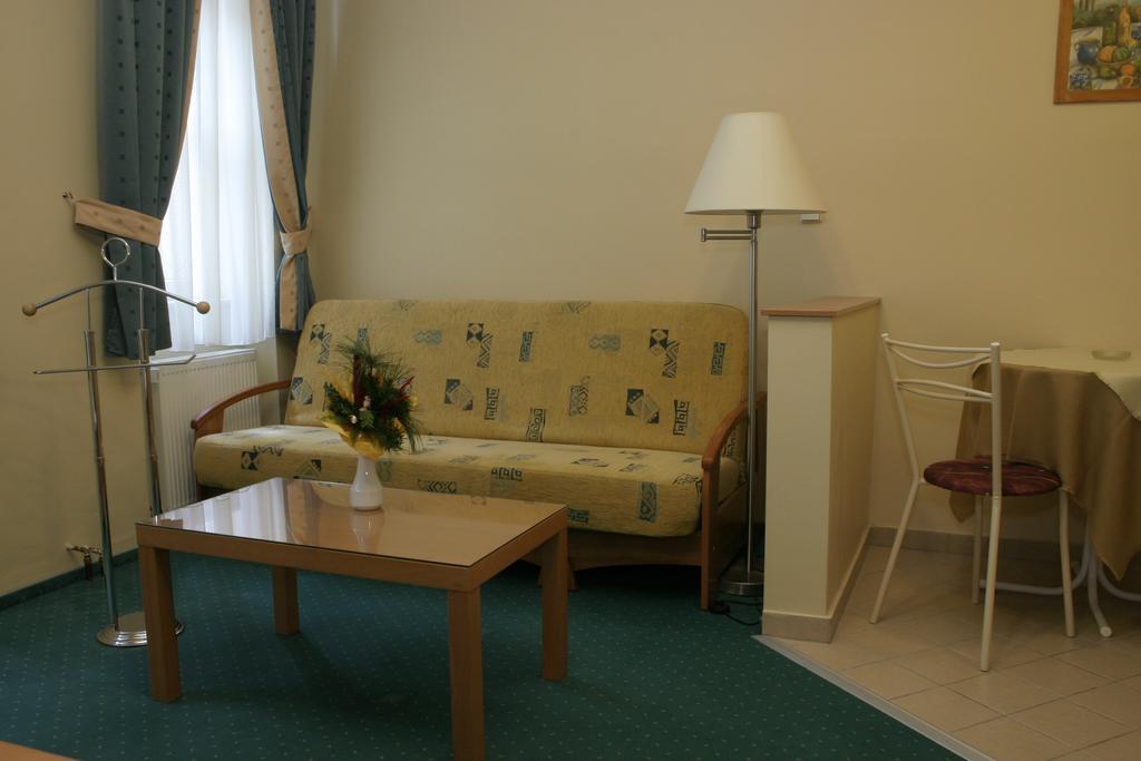 Kucko Panzio Gyor Apartment Exterior foto