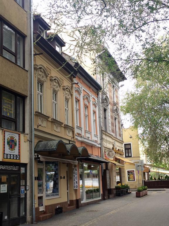 Kucko Panzio Gyor Apartment Exterior foto
